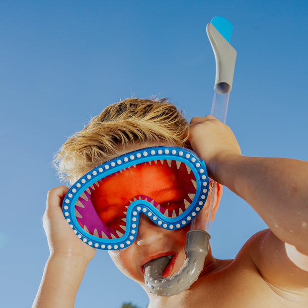 <h2>Shop the look<br/><span style="text-decoration:underline">shark out of water</span></h2>